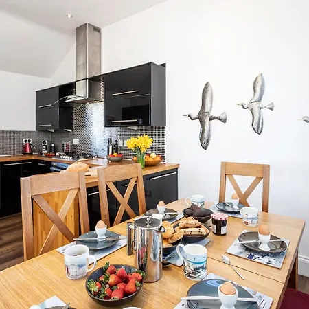 Finest Retreats - Lighthouse * Rampside